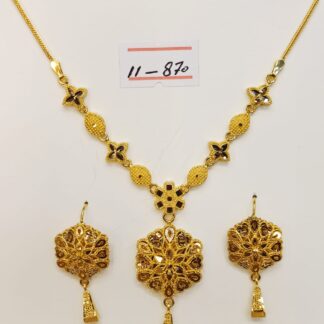 Add timeless elegance to your look with this stunning 1 tola, 21k gold necklace and earring set.
