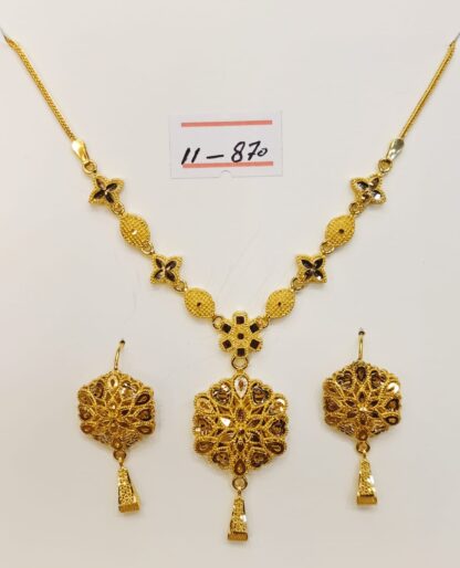 Add timeless elegance to your look with this stunning 1 tola, 21k gold necklace and earring set.