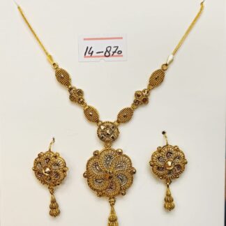 Indulge in contemporary brilliance with this 21k gold necklace and earring set, featuring a captivating circle design.