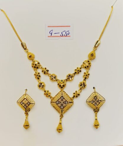 Indulge in timeless elegance with this captivating 21k gold set, featuring a stunning pendant suspended from a unique square mesh chain