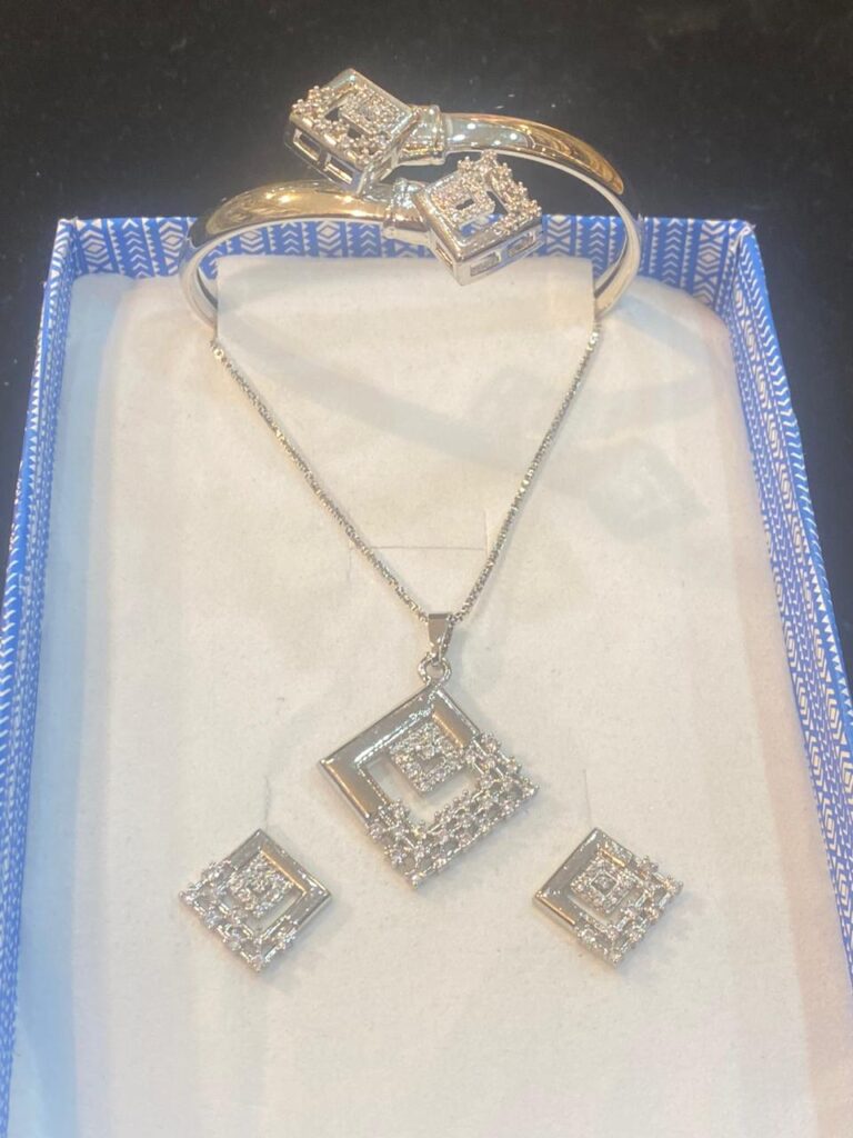 Geometric Silver Jewelry Set with Crystals 3