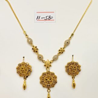 This elegant 21ct gold necklace and earring set features a classic flower design. The necklace has a delicate chain and a beautiful flower pendant, crafted with approximately 1 tola of 21ct gold. The earrings match the pendant's design.