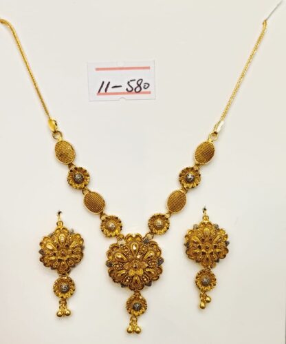 This elegant 1 tola 21ct gold sphere mala and earring set features a classic design with smooth, polished spheres. The delicate chain of the mala leads to a beautiful pendant composed of matching spheres. The earrings echo the pendant's design.