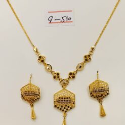 Delicate gold threads dance in this 21ct Filigrana d'Oro set, adding a touch of timeless elegance to your look.