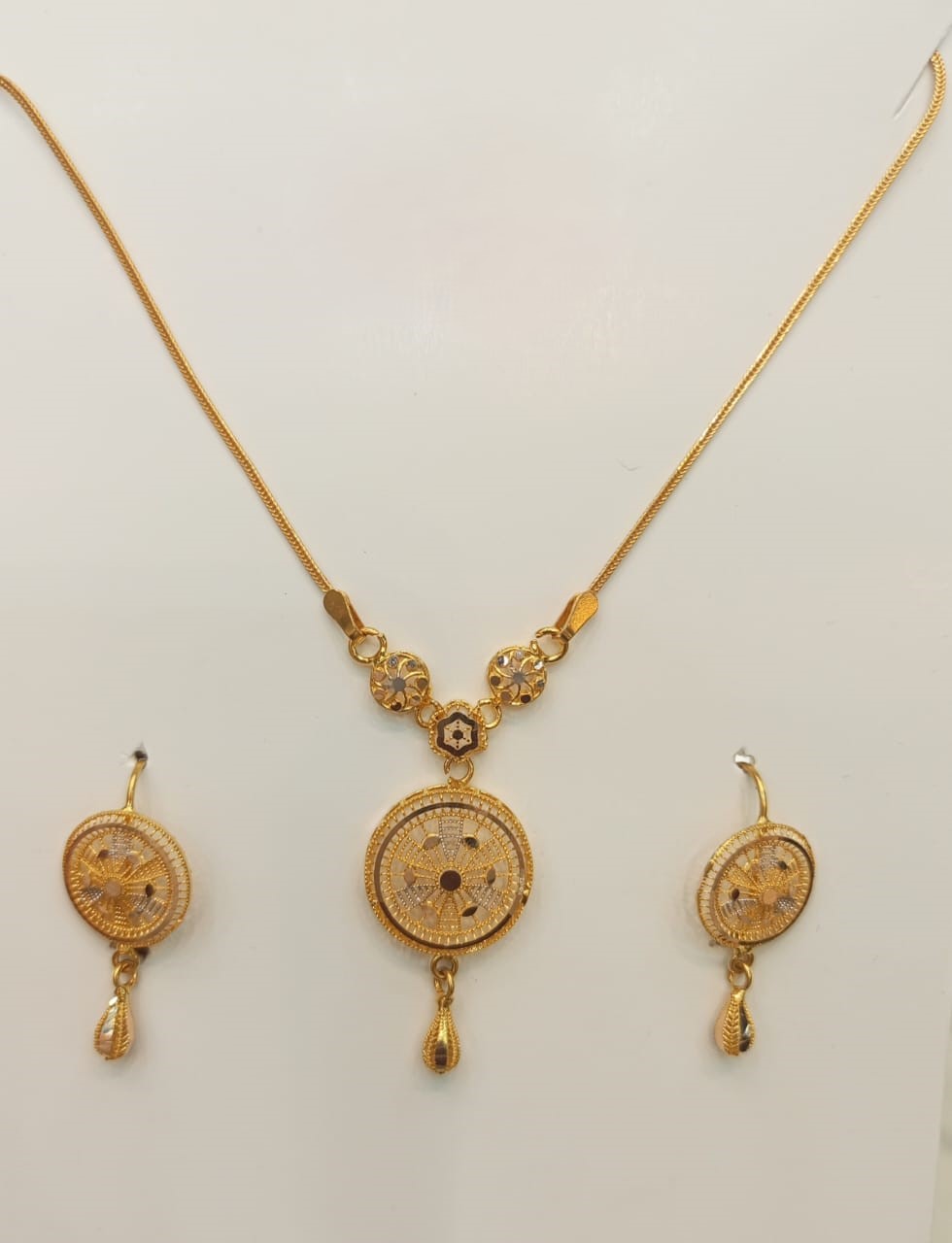 Punti Piccoli: A Delicate 21ct Gold Set Punti Piccoli: A Delicate 21ct Gold Set - Image 2