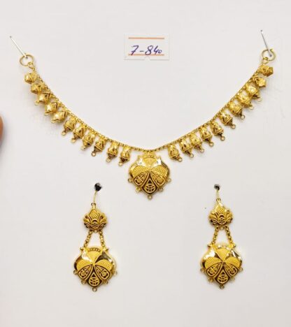 Delicate gold wisps, like whispers of desert sands, dance around your neck and ears in this captivating set.