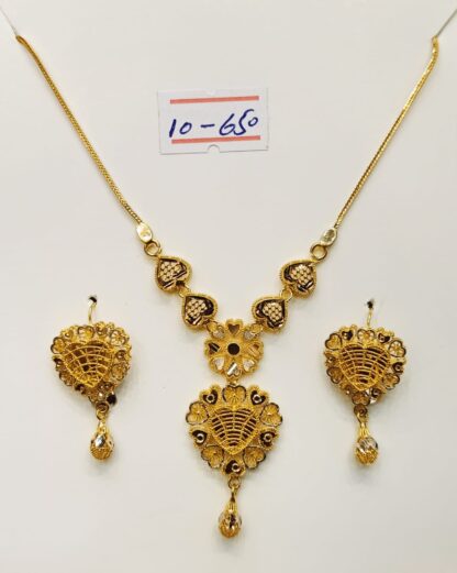 Filigree Finesse: A Heart-Shaped Gold Masterpiece