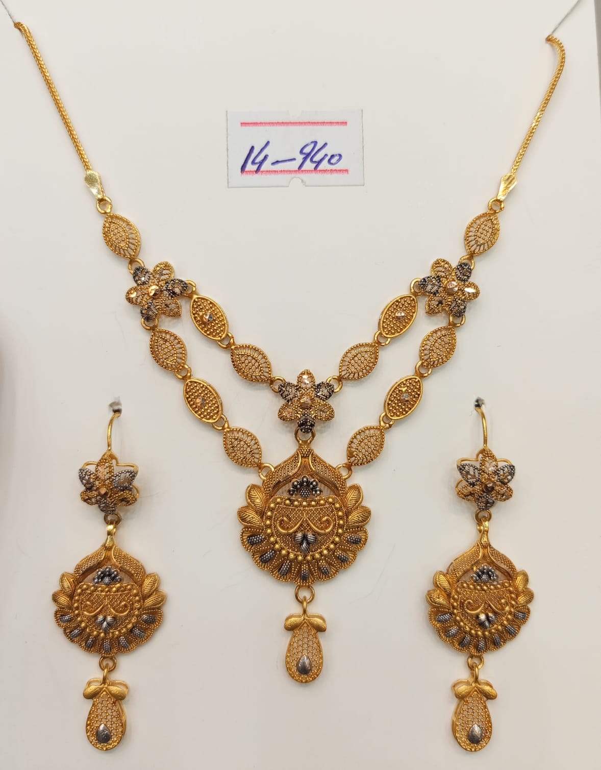 Exquisite 21ct Gold Kundan Necklace and Earrings Set Shop our 14.94g 21K Gold Traditional Bridal Necklace Set. Featuring intricate floral filigree & 875 purity. Perfect for weddings. Fast delivery across Pakistan.