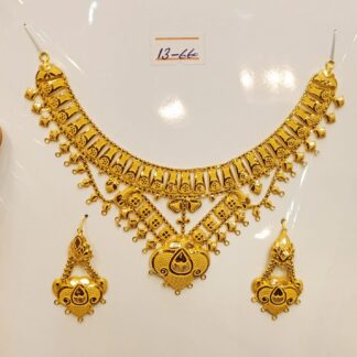 Radiant Gold Collana e Orecchini Set with Regal Detailing and Intricate Motifs