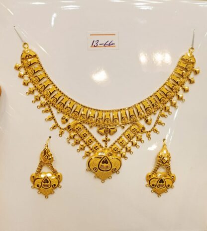 Radiant Gold Collana e Orecchini Set with Regal Detailing and Intricate Motifs