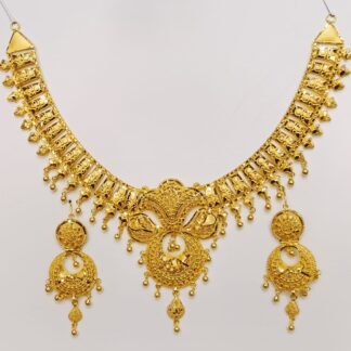 Embrace modern elegance with this stunning new style 21K gold bridal set, perfect for the contemporary Pakistani wedding.