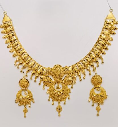 Embrace modern elegance with this stunning new style 21K gold bridal set, perfect for the contemporary Pakistani wedding.