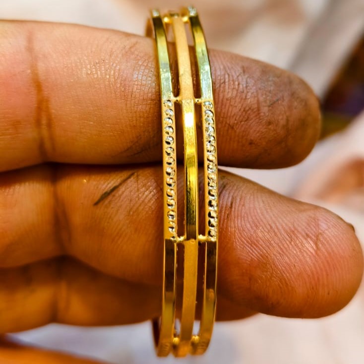 7 Grams 22K Solid Yellow Gold Bangle (916 Purity) Modern 22Kt gold bangle weighing 7 grams featuring a sleek triple-band CNC-machined pattern with intricate textured detailing along the outer borders.