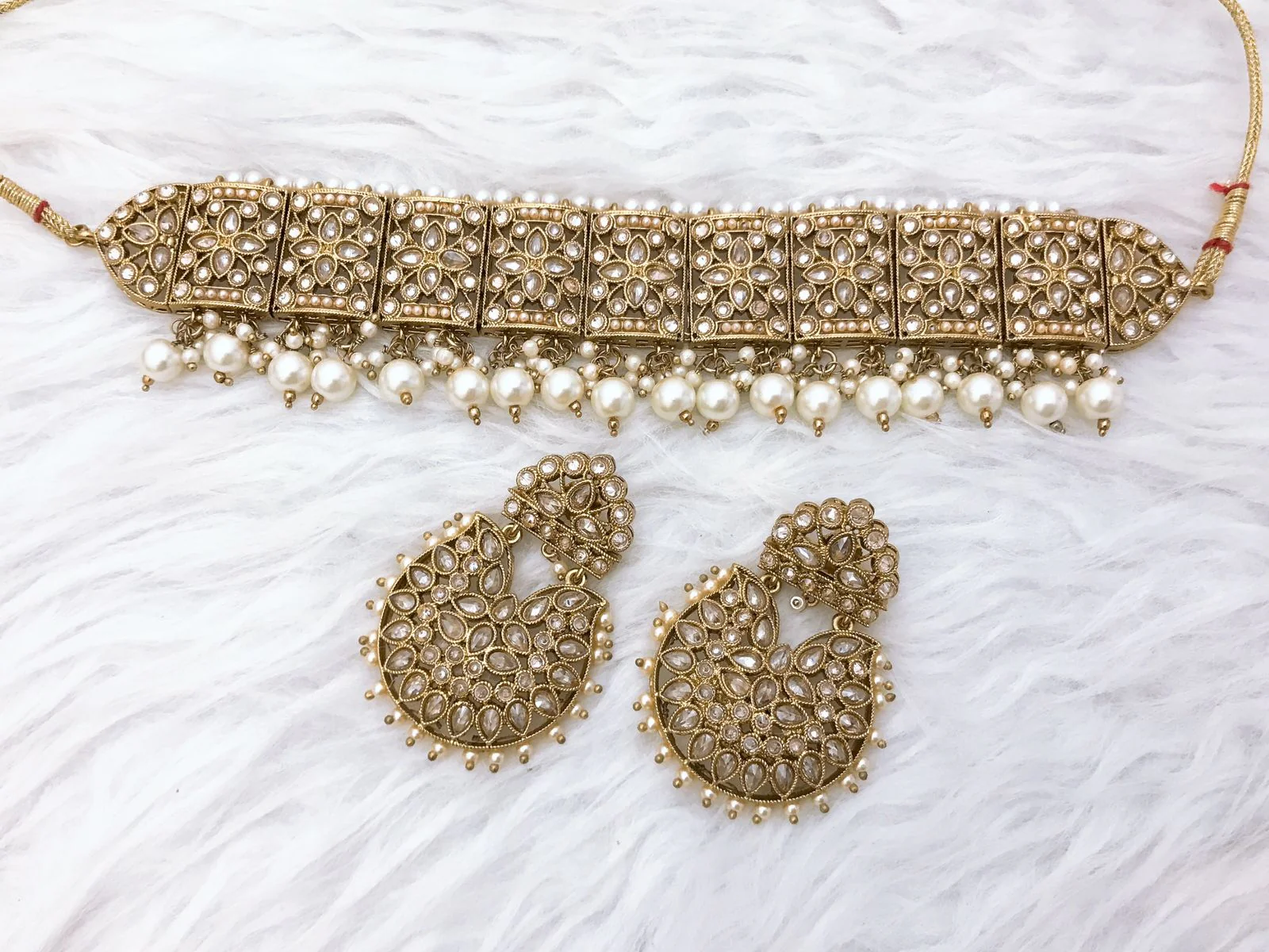 Antique Gold Floral Kundan Choker Set with Pearl Drops – Traditional Pakistani Heritage Jewellery for Brides & Festive Occasions Shop our exquisite Antique Gold Kundan Choker set featuring elegant floral stone work and pearl drops. Perfect for Pakistani brides and wedding guests in the UK. Free tracked shipping.