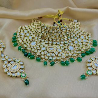 Shop the stunning Emerald Green Kundan Polki Choker Necklace Set with earrings and maang tikka at Carat Vogue. Ultimate Indian bridal jewelry.