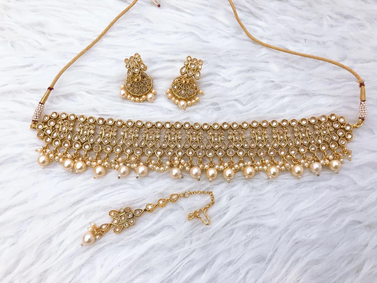 Antique Gold Floral Kundan Choker Set with Pearl Drops – Traditional Pakistani Heritage Jewellery for Brides & Festive Occasions Elevate your wedding season look with this stunning antique gold Kundan choker set! 🌟 Featuring intricate floral detailing and soft pearl drops, this set is perfect for Nikah ceremonies and luxury festive events. Tap to shop the look at Carat Vogue.