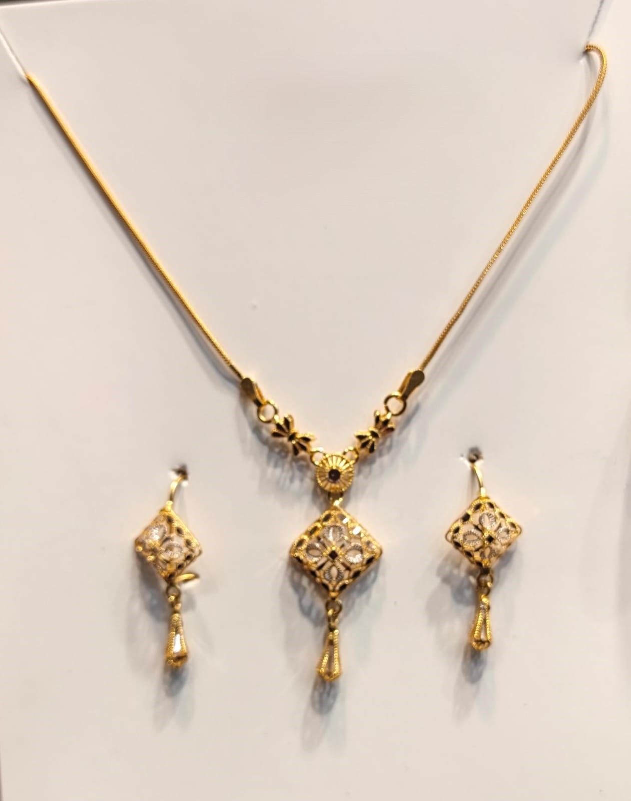 Delicate Los Angeles Diamond-Lattice 22K Gold Jewelry Set Delicate Los Angeles Diamond-Lattice 22K Gold Jewelry Set